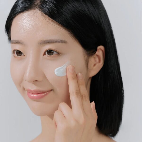 سرم ضد آفتاب آبرسان ماداگاسکار سنتلا هیالو سیکا SPF50+، محافظ قوی پوست در برابر اشعه‌های UVA و UVB